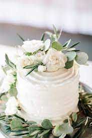 This Wedding At The Glass Factory Proves That Minimalism Can Be Totally Romantic Junebug Weddings Small Wedding Cakes Fall Wedding Cakes White Wedding Cake