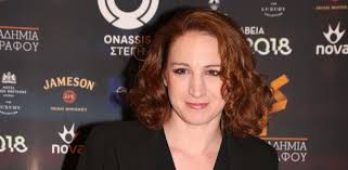 Στεφανιαία καρδιακή νόσος, ή απλά στεφανιαία νόσος, προκαλείται όταν οι αθηρωματικές πλάκες πληρώνουν, δηλαδή γεμίζουν, στον αυλό των αιμοφόρων αγγείων της καρδιάς, τα οποία ονομάζονται στεφανιαίες αρτηρίες, και εμποδίζουν τη ροή του αίματος στην καρδιά. Stefania Goyliwth Basanisthka Toso Poy Eklaiga Me Lygmoys Iciao