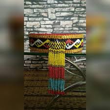 Parang ilang kaum iban atau 'nyabor' misalnya berbentuk seperti pedang samurai manakala parang yang dihasilkan kaum kayan bilahnya panjang seperti pengait. Kraftangan Manik Di Sarawak Kraftangan Manik Di Sarawak