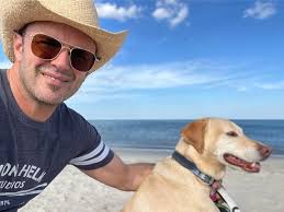 My vintage Bill Morrissey T-shirt only comes out for special  occasions...like last night's @ellispaulsongs 60th birthday livestream. If  you didn't have a chance to tune in, I wanted to make sure everyone