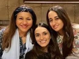 This Picture Of Natasha Dalal With Varun Dhawan S Mother Is Going Viral Filmfare Com Varun dhawan celebrates the women of his life as he dedicates a special post to wife natasha dalal, mother karuna dhawan and sister in law jhanvi he also shared two adorable pictures with his sister in law, jhanvi dhawan and his little niece. natasha dalal with varun