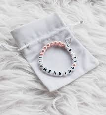 Blumenmadchen Armband Mit Anhanger In 2020 Armband Anhanger Armband Mit Namen Blumenmadchen