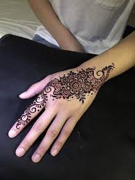 Rekaan henna ini tampak mewah tetapi tidak sarat dan kelihatan serasi dengan busana pengantin yang turut menghidupkan penggayaan bunga pada rekaannya. 12 Corak Lukisan Inai Bertemakan Syawal Dari 6 Pelukis Inai Yang Boleh Anda Cuba Lebaran Ini Lifestyle Rojak Daily
