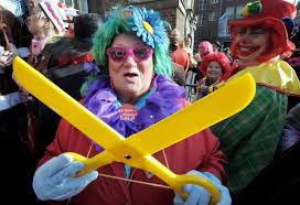 Celebrated on the thursday before ash wednesday, weiberfasching (meaning women's carnival) marks the transition from the fasching fest season into the lenten. Weiberfastnacht Warum Feiern Wir Das Und Wo Kommen Die Brauche Her