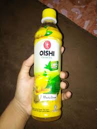 Hmmm, segarnya minum segelas es teh di. Oishi Green Tea Honey Lemon Flavour Reviews