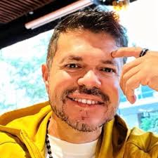 muy feliz cumpleaños querido divo de la banda Hugo Coronado ya pedi que  estos cabrones dejen de hacer eso.que dios te bendiga viejo y que nos  aguantes unos 300 años mas!!! el #