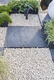 Une Allee Pour Le Jardin Avec Dalles En Ardoise Et Graviers Blanc Dalle Jardin Amenagement Jardin Decoration Jardin Exterieur
