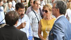 Jun 15, 2021 · herczegh anita, áder jános köztársasági elnök felesége (középen) a gyergyószentmiklósi szent anna otthonból érkezett gyermekek társaságában a zánkai erzsébet üdülőközpont és táborban tett látogatásán 2019. Ader Janos A Budapest Borfesztivalon Kepgaleria Infostart Hu