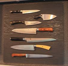 Elegantes Schweben Eine Messerprasentation Die Beeindruckt Messer Prasentation Messerblock