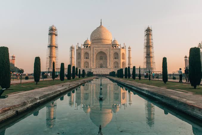 Sunrise at the Taj Mahal: Travel Guide and Tips - Sommertage