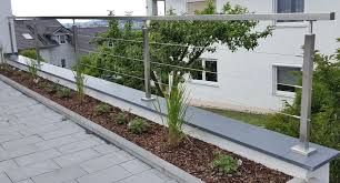 Zaun Mit Vierkantpfosten Und Edelstahlseilen In 2020 Zaunpfosten Stahl Pfosten