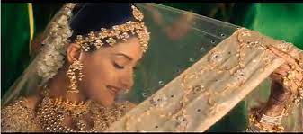 Watch best scenes compilation of beautiful and gorgeous actress sonali bendre from the super hit hindi movie hum saath saath hain. Sonali Bendre In Hum Saath Saath Hain Maiya Yashoda Beautiful Bollywood Actress Best Bridal Makeup Vintage Bollywood
