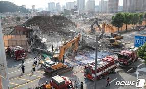 미친씨발.광주 학동 건물 무너짐 시내버스덮쳤어pic.twitter.com/ai7bwpq7dq. 1jezb7nbgkr9lm