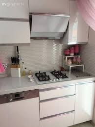 Aynı zamanda bu beyaz tezgahınla siyah ile kusursuz bir… bu dolabındaki fırın, ocak ve davlumbaz ankastre malden oluşur. Busra Hanimin Modern Stilde Tatli Ve Civil Civil Evi Ev Gezmesi Mutfak Luks Mutfaklar Ic Tasarim Mutfak