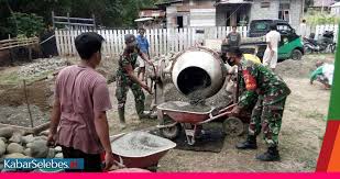 Dapatkan gambar mewarnai gotong royong via gambarhitamputih.website. Babinsa Koramil 1307 05 Tojo Gotong Royong Bersama Warga Bangun Jamban Kabarselebes Id