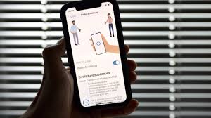Die app wurde nach angaben des rki inzwischen 18. Was Tun Wenn Die Corona Warn App Alarm Auslost Br24