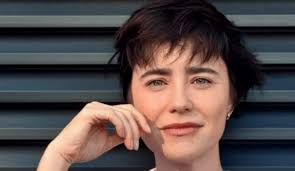 Atriz da RedeTV, Amanda França exibe o shape em campanha de lingerie