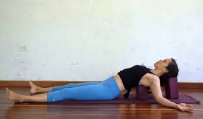 10 Yoga Poses To Open The Chest And Shoulders Argentina Rosado Yoga Restorative Yoga Poses Fish Pose Yoga Yoga Shoulder