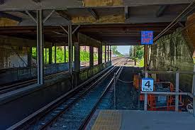 The nearest station to kew gardens is the aptly named kew gardens station. Kew Gardens Station Lirr Wikiwand