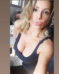 Un modo antipatico che vuol sembrare una carineria ma spesso cela la volontà di sminuire le capacità professionali di una donna, mettendone in risalto il gradevole aspetto. Femme Sensuelle Annalisa Spetrini Glamour Facebook