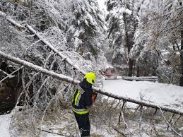 Waarschuwing voor extreem zwaar noodweer. Noodweer Gijzelt Noord Italie Overvloedig Veel Sneeuw In De Alpen Extreme Overstromingen In Venetie Weernieuws Hln Be