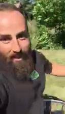 Nikolaj gravede trampolin ned i haven på hans projekt i Tisvilde, som lige  skulle testes.