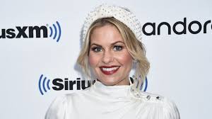 The layers are flicked out to create width and volume, which is an ideal choice for women with fine limp hair. Why Candace Cameron Bure Won T Return To The View