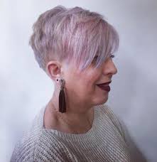 Zeigen sie ihre ohren bei einem kurzen haarschnitt. Warum Altere Frauen Ihre Haare Schneiden Und Warum Sie Nicht Mussen