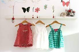 Die lieblingspuppe, bekleidet mit einem wundervollen puppenkleid. Puppenkleidung Nahen Hubsch Angezogen Wunderfaden