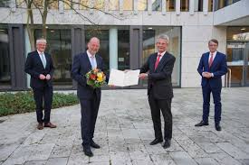 Die kriminellen behaupten unter verschiedenen vorwänden, im namen der bank des kunden anzurufen. Das Kommt Aus Bielefeld Vertreterversammlung Bewilligt Zwei Prozent Dividende