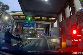 Maybe you would like to learn more about one of these? Serobot Akses Tol Polisi Pakai Moge Viral Di Facebook Berita Terbaru Hari Ini Viral Akurat Tajam Terpercaya