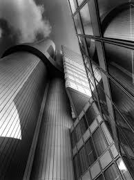 Widok z perspektywy żabiej na biurowiec hvb tower w monachium, w niemczech należący do banku hypovereinsbank. Hvb Tower Munchen Betz Architekten