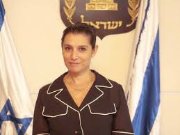 עם תום הצבעת האמון, ראש הממשלה היוצא נתניהו לחץ את ידו של בנט והתיישב בקומו במליאה של יור האופוזציה. Fmlvi7wfact Jm