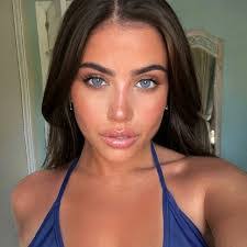 Hope Waites's Instagram, Twitter & Facebook