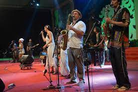 Ada yang menyukai music jazz, country, atau ada juga yang gemar mendengarkan music pop hingga dangdut. Jenis Jenis Musik Kelompokpw5c