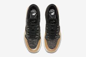 The nike air max modern flyknit's most notable feature is an injected air unit sole that not only delivers plush cushioning but also dramatically reduces the weight of the shoe. Nike Wmns Air Max Flyknit Metallic Pack Fotomagazin