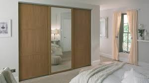 Il comò sempre basso aveva una specchiera con i bordi argento e le luci al centro. Consigli Per Scegliere L Armadio Ideale Per La Camera Da Letto