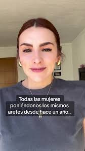 Señora Con Muchas Perforaciones En La Oreja Los Cambian