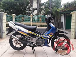 Tersedia dalam 5 pilihan warna dan 1 varian di indonesia. Suzuki Satria 120r Hiu High Performance Bebek 2 Tak Legenda Hidup Bener Bener Ngibrit Monkeymotoblog