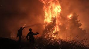 Συνεχίζεται η μάχη με τις φλόγες στο δάσος του σκρα στο όρος πάικο του κιλκίς. Fwtia Sto Sxino Loytrakioy Dyskolh Nyxta Gia Toys Katoikoys Ekkenw8hkan Dyo Oikismoi Cnn Gr
