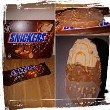 Snickers is a brand name chocolate bar made by the american company mars, incorporated, consisting of nougat topped with caramel and peanuts that has been enrobed in milk chocolate. Snickers Stieleis Zuckerwelt Im Test