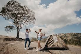 Tertulis jelas bahwa gerai street food di pinggir jalan itu menjual dimsum dengan tambahan promo yang sekilas mencuri perhatian pelanggan. 6 Tips Foto Prewedding Sambil Traveling Dijamin Sukses