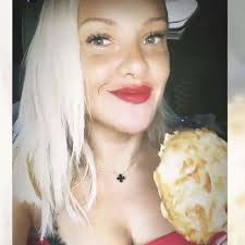 Oliver pocher und evelyn burdecki. Evelyn Burdecki Futtert Kasebrotchen Dafur Hat Sie Eine Ganz Spezielle Technik People