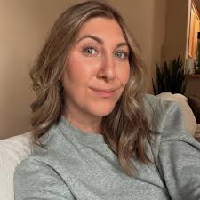 Hi! I'm Alissa 🌞 I'm an apprentice in permanent makeup and looking for  models to grow my skills ✨ Currently offering lip blushing, eyebrows, and  eyeliner at a discounted rate 💋 💭