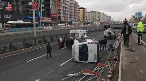 Diyarbakır 'da korkunç bir kaza meydana geldi. Diyarbakir Da Yolcu Minibusu Devrildi 7 Yarali