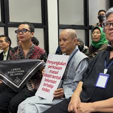 Pelaku-pelaku kejahatan (pelanggaran HAM masa lalu), masih berkeliaran.  Tanpa ada hukuman setimpal. Apakah sebegitu kebal hukumnya di Indonesia?” Wiwin  Suryadinata, ibu dari Ita Martadinata memberikan kesaksiannya dalam Sidang  Gugatan Penyangkalan ...
