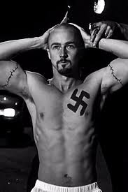 O filme é protagonizado por brad pitt, edward norton e helena bonham carter. American History X Is The Only Edward Norton Film Where They Don T Edit Out His Swastika Tattoo Shittymoviedetails