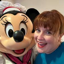 The lamps at the Cheesecake Factory look exactly like the Eye of Sauron