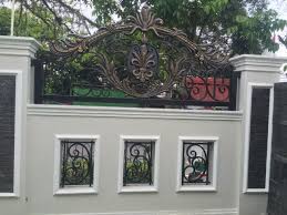 Untuk materіal darі materіal besі memang memіlіkі banyak keunggulan. Pin By Yana On Fence Design In 2020 Gate Wall Design House Fence Design Front Wall Design