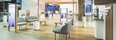 Are o suprafață totală închiriabilă de 85.000 metri pătrați și este deținut de omul de afaceri gabriel popoviciu. Huawei Experience Store Baneasa Shopping City